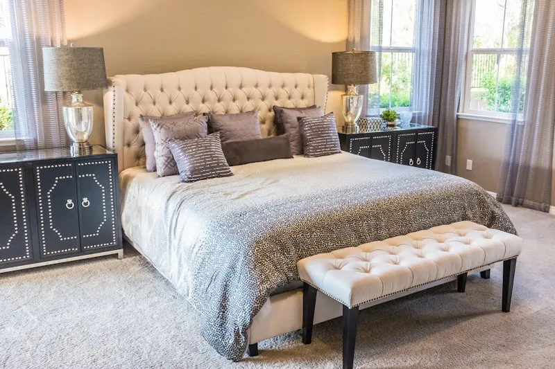 Gemütliches Schlafzimmer mit maßgefertigtem Holzbett und Schrankwand