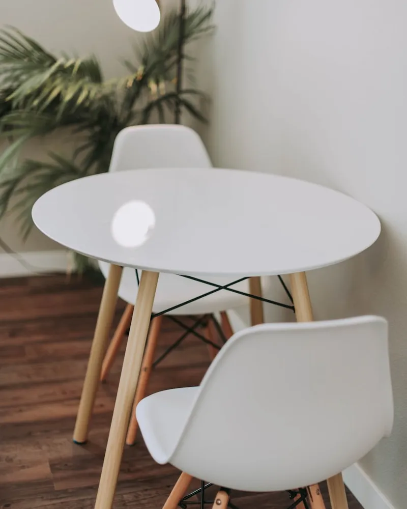 Tischlermeister begutachtet Holz