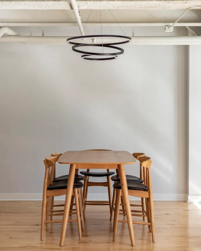 Eleganter Esstisch aus massivem dunklem Nußbaumholz