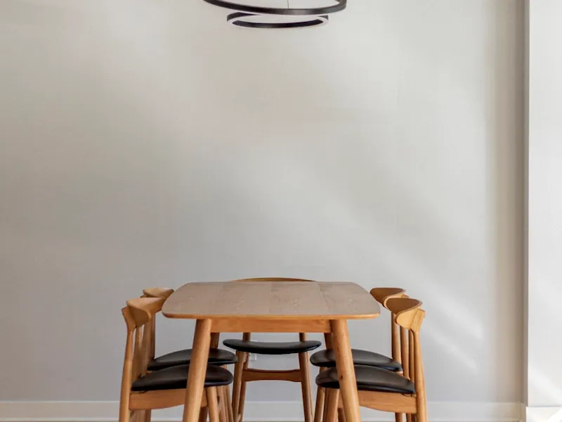 Eleganter Esstisch aus massivem dunklem Nußbaumholz