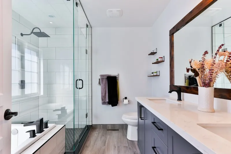 Maßgefertigter Waschtisch aus Holz im modernen Badezimmer