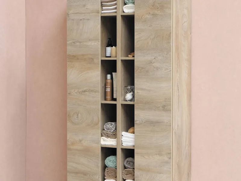 Deckenhoher, maßgefertigter weißer Einbauschrank im Wohnzimmer