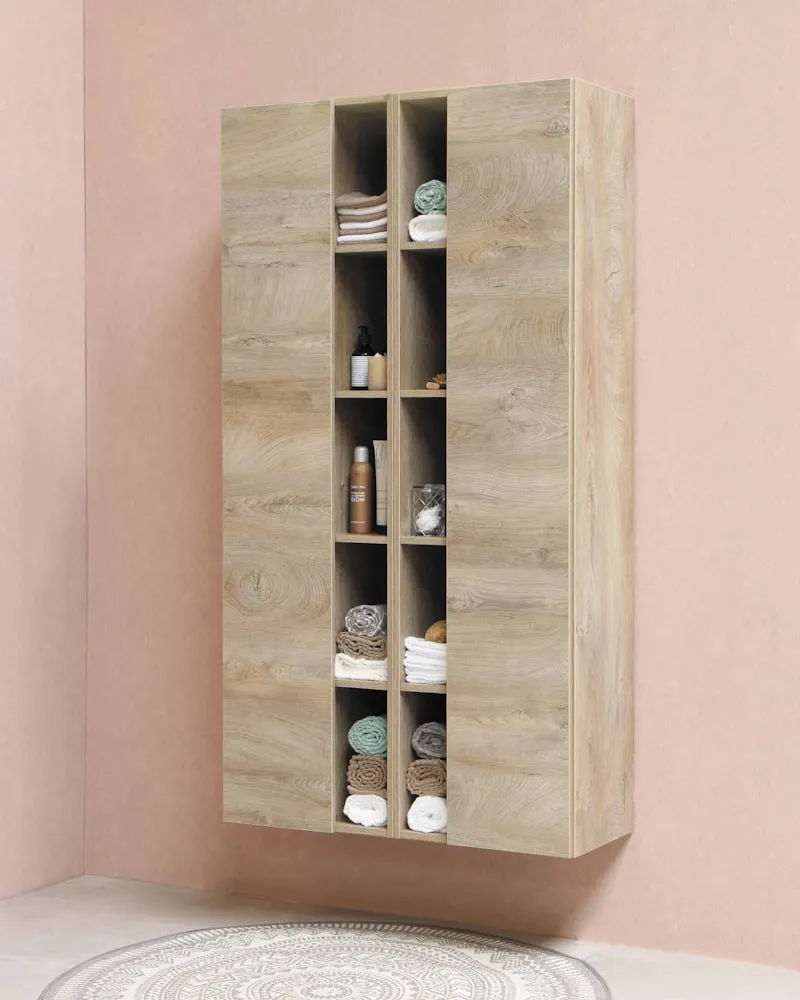 Deckenhoher, maßgefertigter weißer Einbauschrank im Wohnzimmer