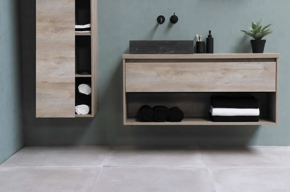 Elegante Holzverkleidung und Einbauschränke im modernen Wohnzimmer